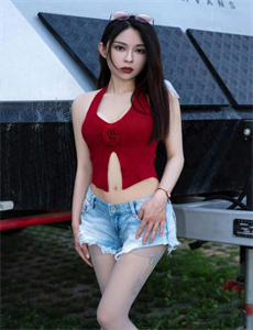《美女露胸无遮挡无马赛克羞羞-两峰夹小溪地湿又无泥诗》